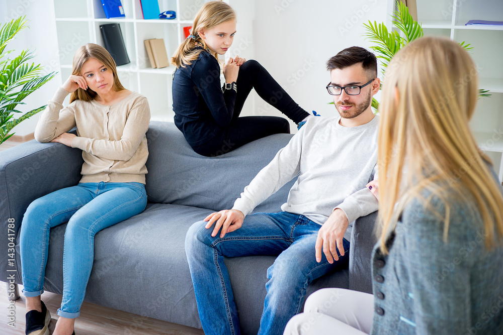 Teen daughter in family therapy Teen daughter in family therapy