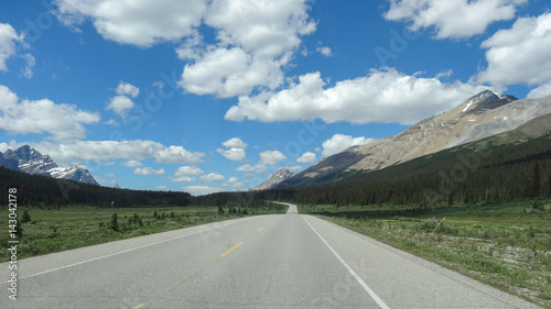 Panorama auf Highway in Kanada mit Bergen und Weitsicht