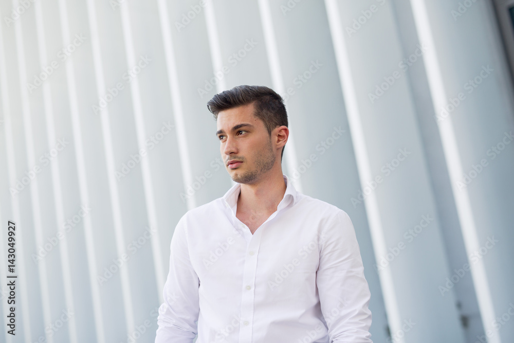 Business Mann vor moderner Architektur im weißen Hemd