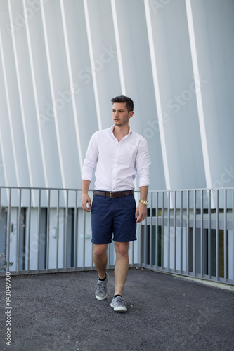 Business Mann vor moderner Architektur im weißen Hemd