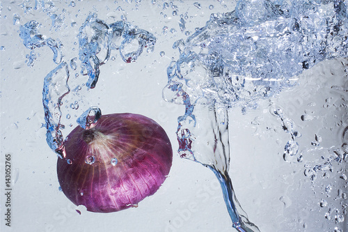 Onion dropped in fresh water