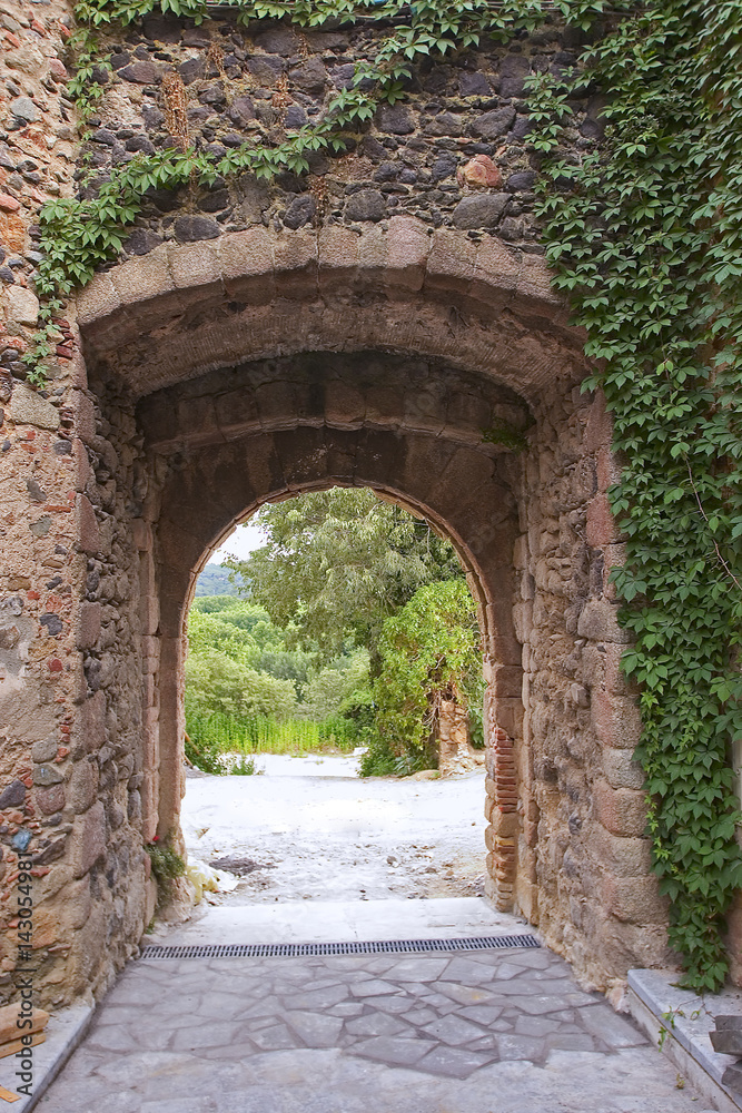 Puerta de entrada de un castillo antiguo en Hostalric girona Cataluña España