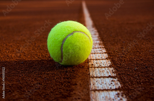 Tennisball and Court