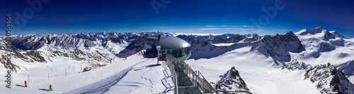 Panorama Bergstation von Gondelbahn Hinterer Brunnenkogel auf 3440 Meter im Skigebiet Pitztaler Gletscher bei wolkenlosem, strahlendblauen Himmel
