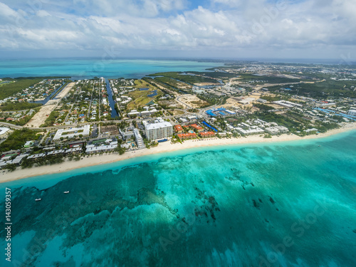 Fotografía Karibik, Cayman Islands, Grand Cayman, George Town, Flug über George Town und de