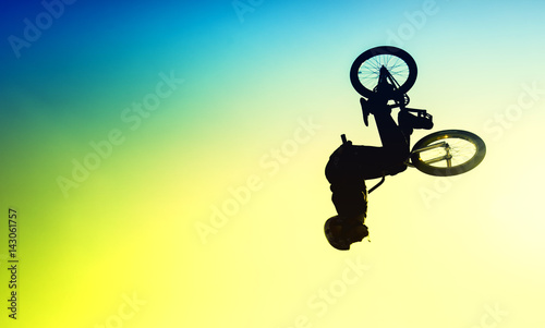 Foto High BMX jump in a skate park.BMX Stunts