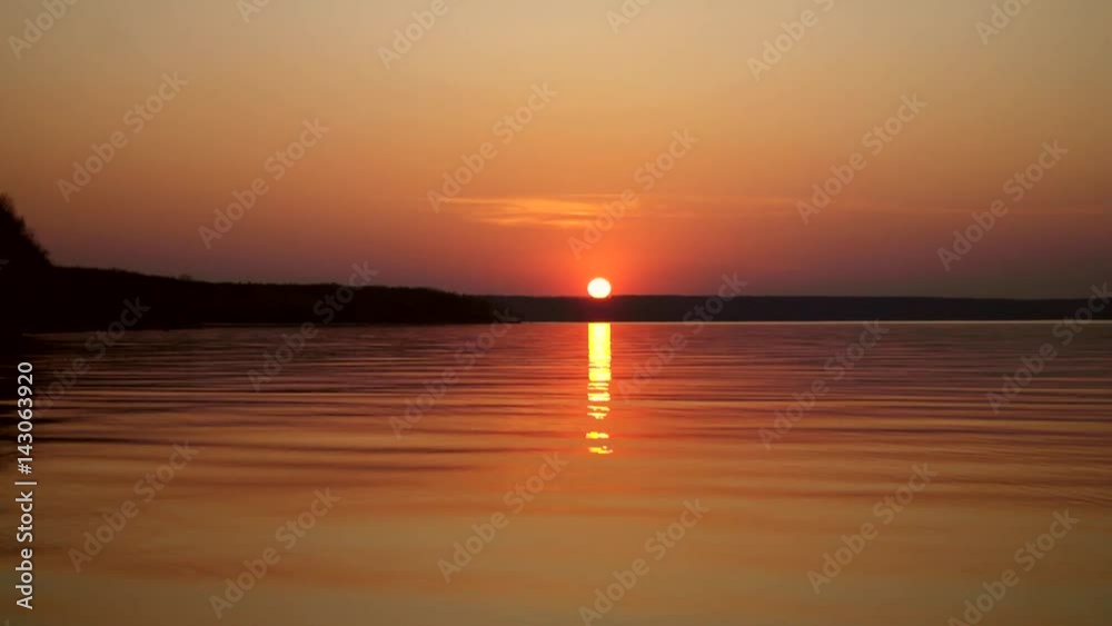  The sun sets over the horizon above the sea