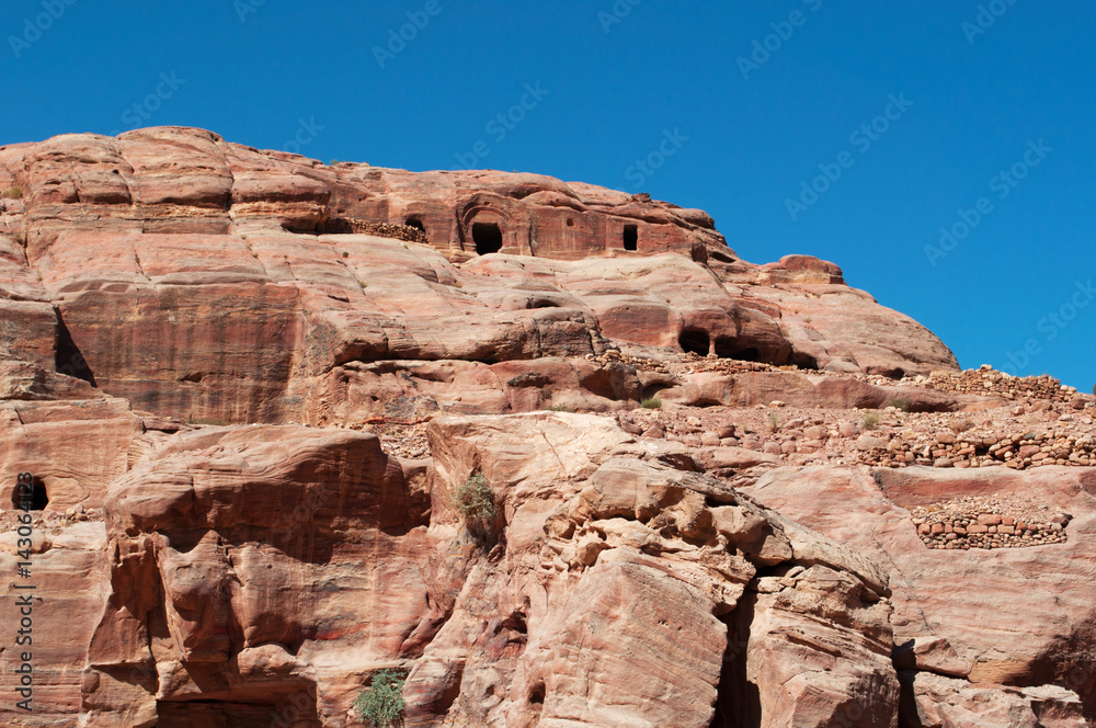 Sito archeologico di Petra, 02/10/2013: le costruzioni e le diverse colori, forme e sfumature delle rocce rosse nel canyon della valle giordana Sito archeologico di Petra, 02/10/2013: le costruzioni e le diverse colori, forme e sfumature delle rocce rosse nel canyon della valle giordana