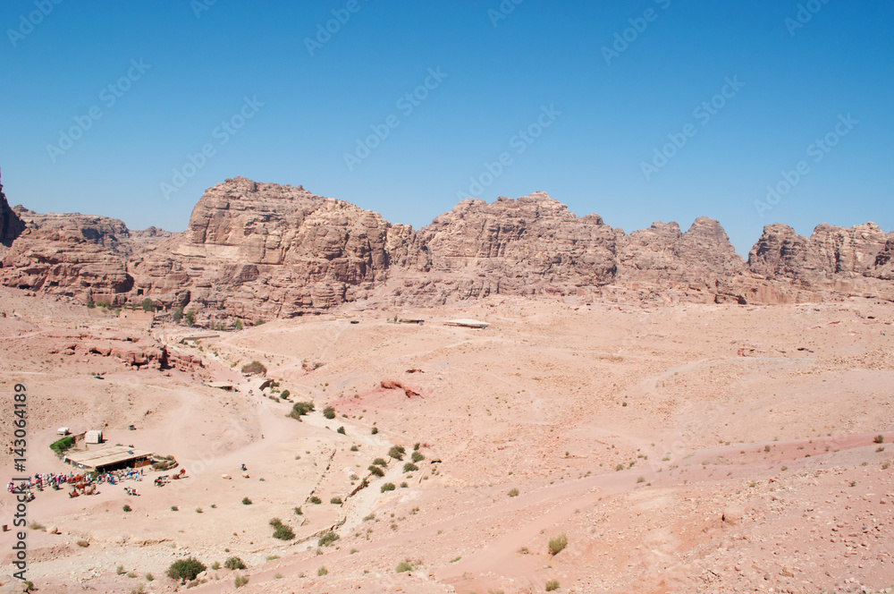 Giordania, 02/10/2013: il paesaggio giordano e le tende beduine dove si vendono prodotti alimentari, bevande, gioielli e artigianato locale nella valle desertica della città archeologica di Petra Giordania, 02/10/2013: il paesaggio giordano e le tende beduine dove si vendono prodotti alimentari, bevande, gioielli e artigianato locale nella valle desertica della città archeologica di Petra