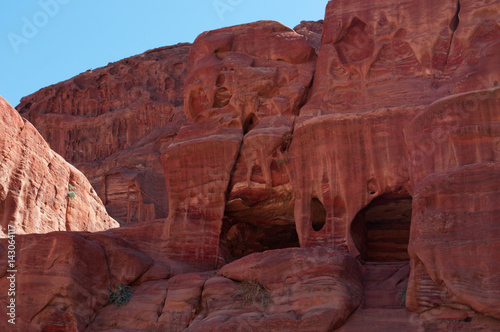 Sito archeologico di Petra, 02/10/2013: le costruzioni e le diverse colori, forme e sfumature delle rocce rosse nel canyon della valle giordana 