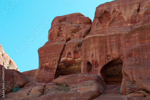 Sito archeologico di Petra  02 10 2013  le costruzioni e le diverse colori  forme e sfumature delle rocce rosse nel canyon della valle giordana 