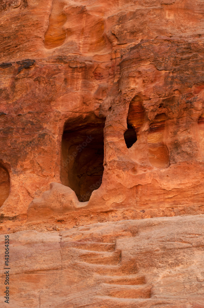 Giordania, Medio Oriente 2/10/2013: nicchia votiva scavate nella roccia rossa del canyon del Siq, l'ingresso principale alla città di Petra