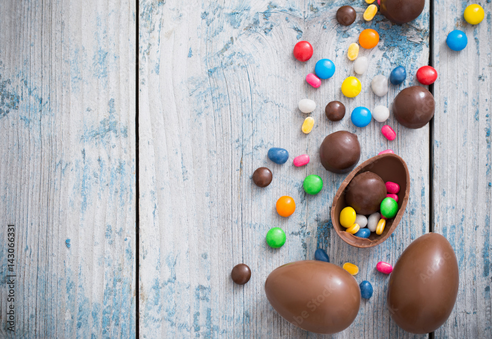 Obraz premium Chocolate Easter Eggs Over Wooden Background