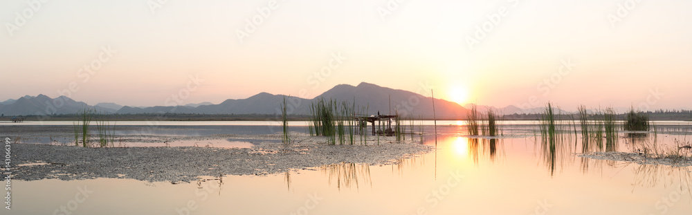 Obraz premium Twilight on the lake and mountain