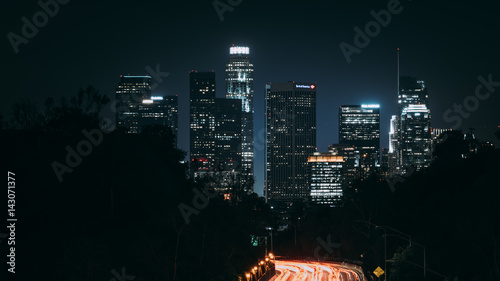 Fotografia Downtown Los Angeles at night view from highway leading to city