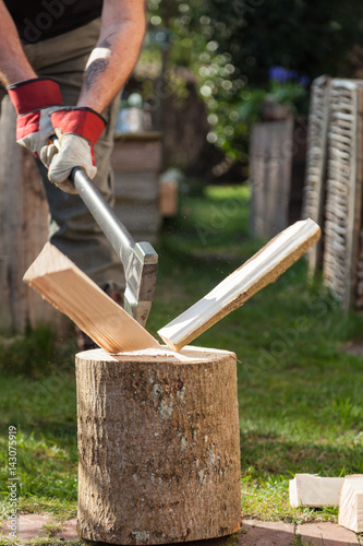 Kraftvolles Holzhacken im Garten photo
