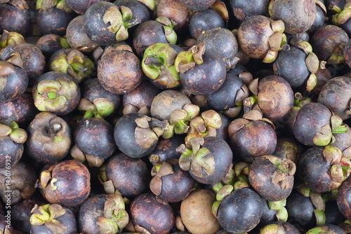 Мангостин - фрукт по внешнему виду выглядит как гранат, он покрыт толстой коркой фиолетового цвета 
