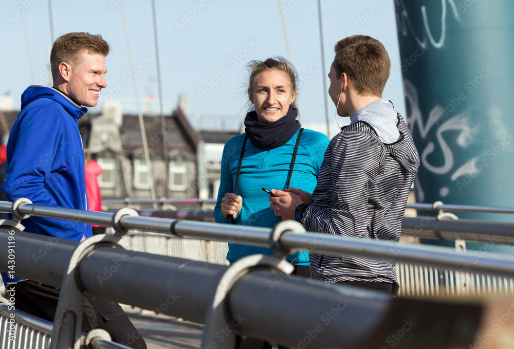 Vorfreude: Gruppe junger Sportler freut sich auf das gemeinsame Training