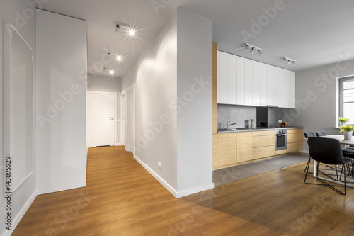 Foto White apartment with hardwood floor