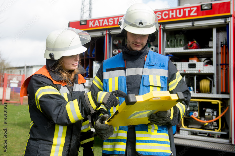 Obraz premium Feuerwehrmänner besprechen sich