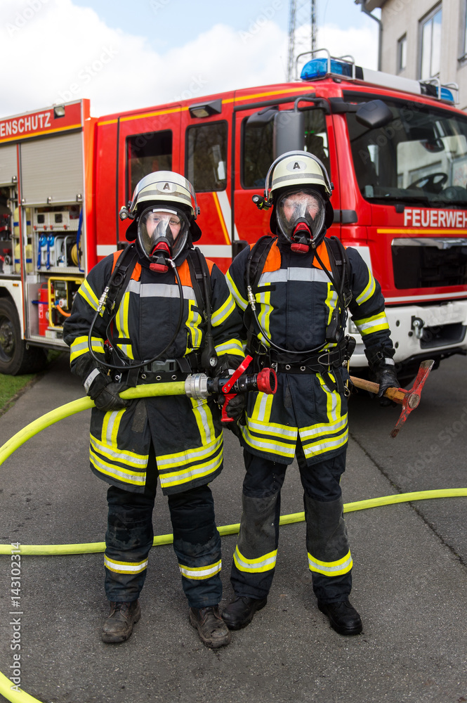 Feuerwehrmänner unter Atemschutz