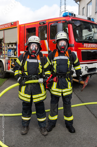 Feuerwehrmänner unter Atemschutz