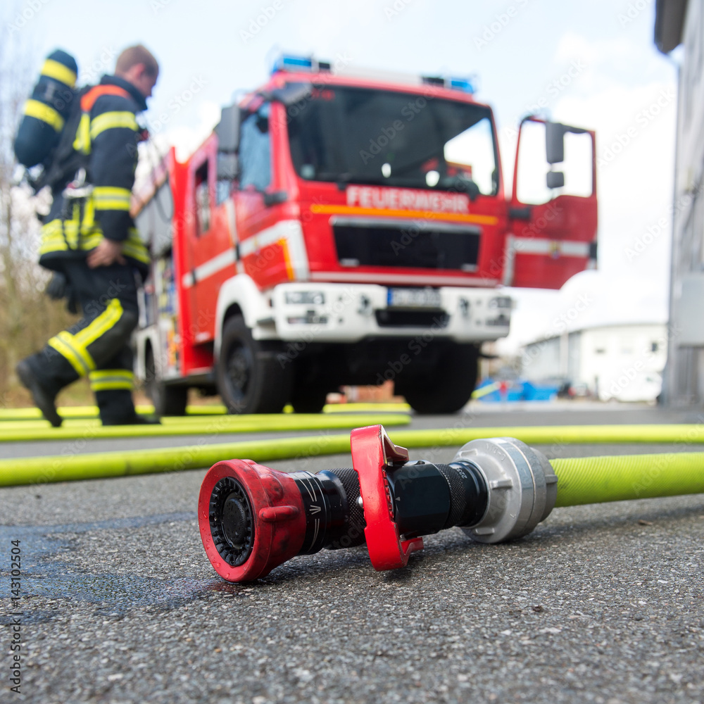 Obraz premium Ein Strahlrohr liegt vor einem Feuerwehrfahrzeug