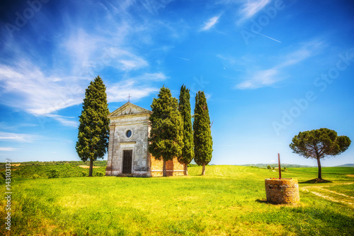 Obraz na plátně Beautiful landscape with chapel in Tuscany, Italy