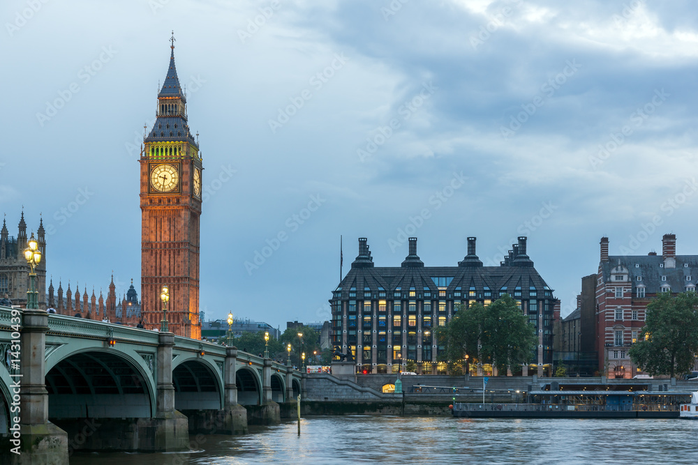 Fototapeta premium LONDON, ENGLAND - JUNE 16 2016: Houses of Parliament with Big Ben and Westminster bridge, London, England, Great Britain