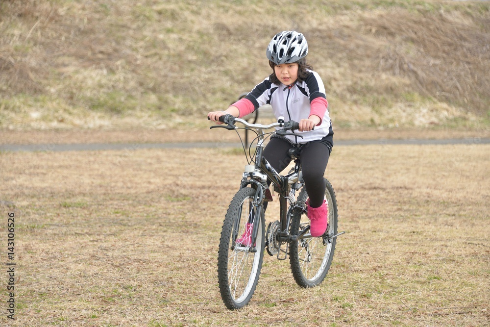 Naklejka premium マウンテンバイクを楽しむ少女