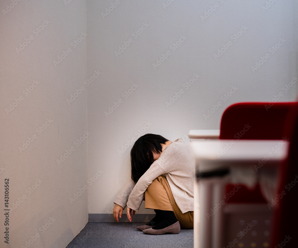 部屋の隅で落ち込む女性 Stock Photo Adobe Stock