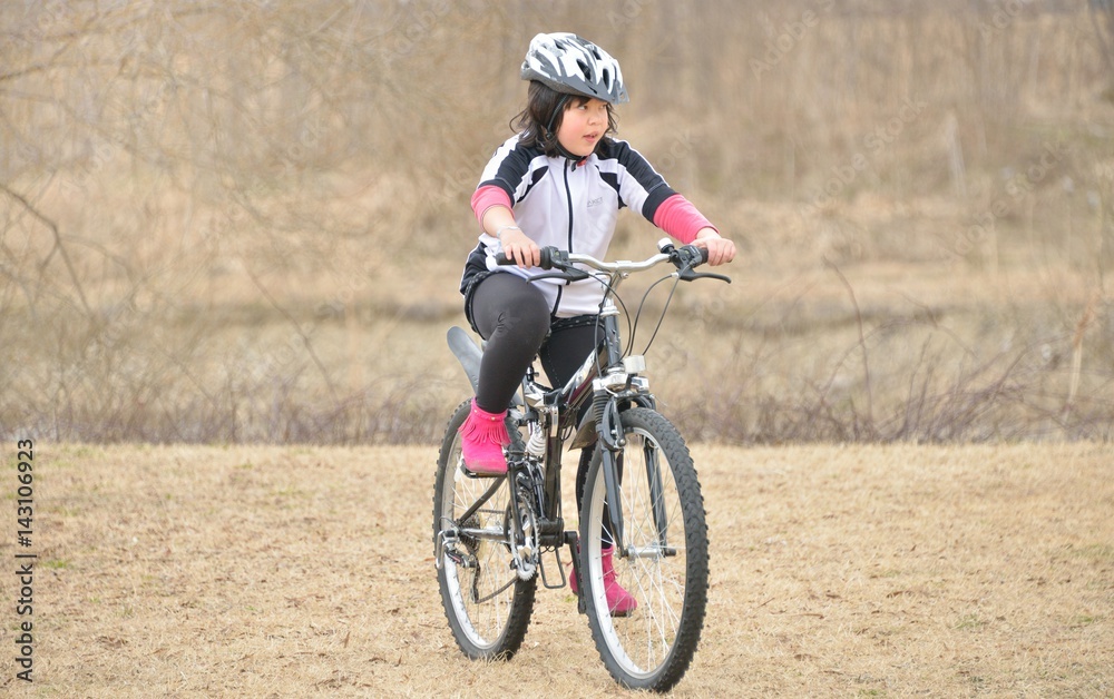マウンテンバイクを楽しむ少女 マウンテンバイクを楽しむ少女