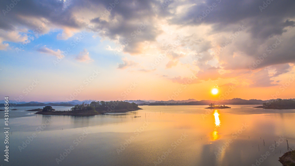 Obraz premium sweet sunset on the lake view