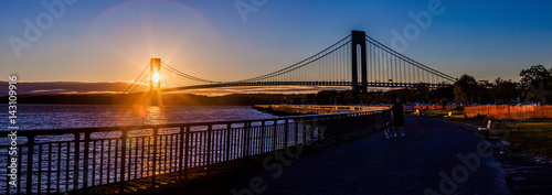Panoramic sunset at the New York bridge © PhotoSpirit