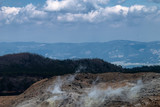 硫黄山の噴煙を見おろす