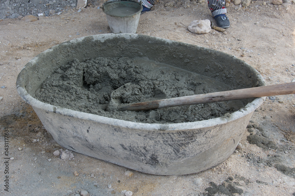 Mixing a cement in salver for applying construction