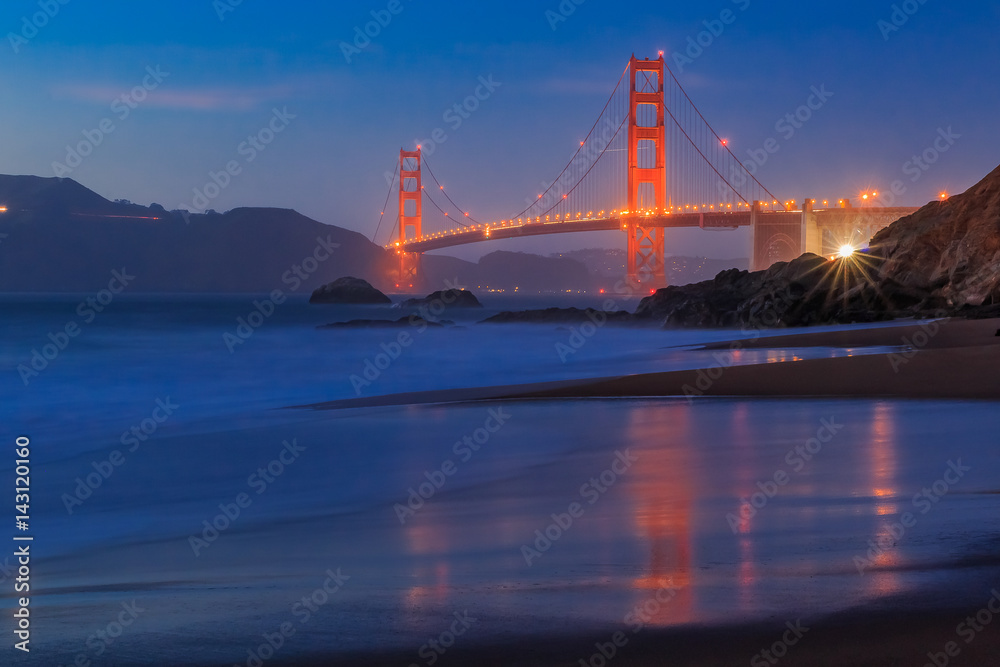 Fototapeta premium Golden Gate Bridge in San Francisco from Baker Beach at sunset