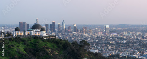 Fotografiet Los Angeles sunset, California, USA downtown skyline from Griffith park panoram