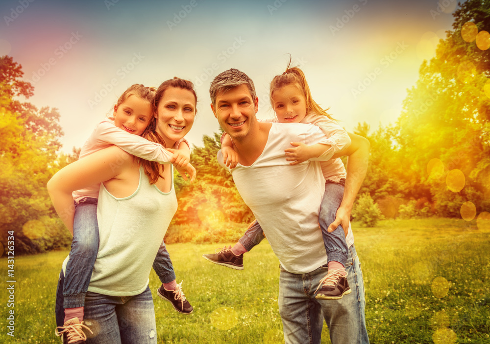 Fototapeta premium familie mit kindern huckepack