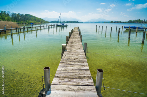 Steg am Chiemsee an einem Fr  hlingstag  Oberbayern in Deutschland