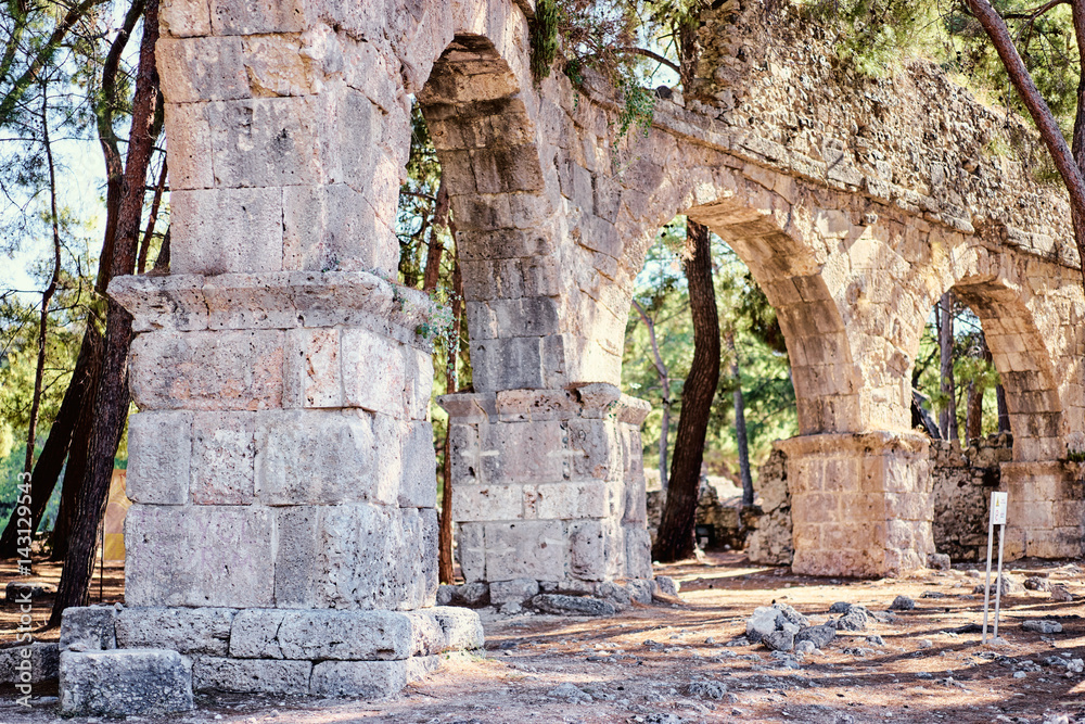 Obraz premium Travel and architecture. Ancient aqueduct in antique town Phaselis, Turkey.