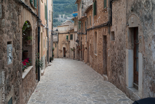 Idyllic street scene in Valldemossa on Mallorca island © Kaesler Media