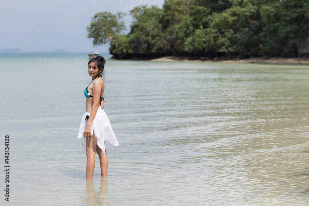 Fototapeta premium Beautiful young girl on tropical island beach