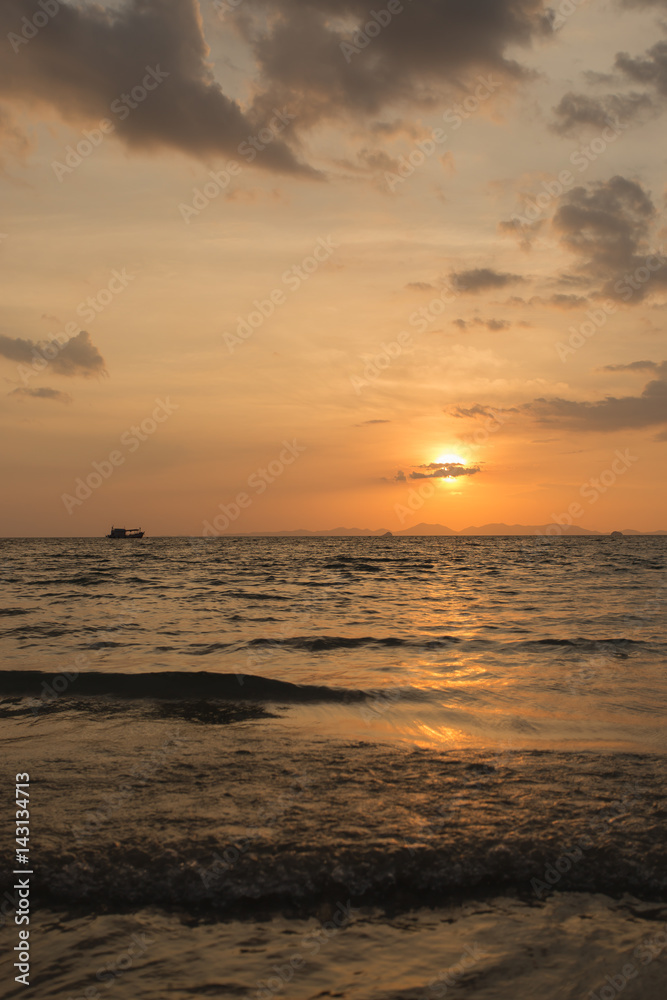 Fototapeta premium Beautiful silhouette sunset in Railay beach, Krabi, Thailand