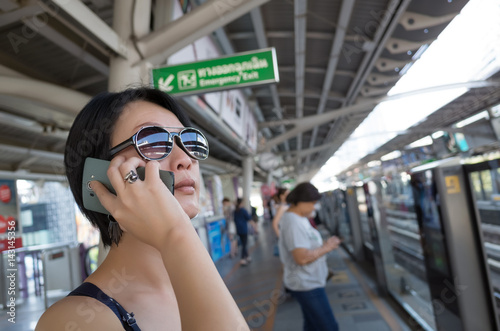 woman talk on phone