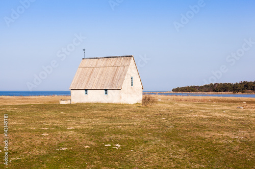 Gammalt kalkstenshus i Kovik photo