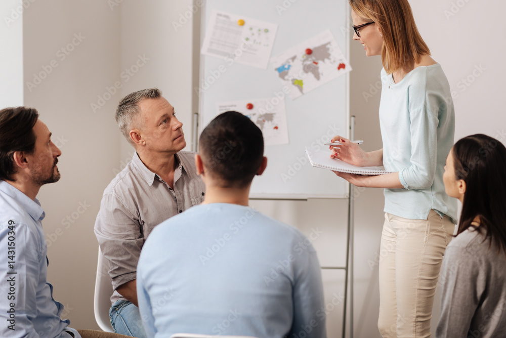Obraz premium Smiling secretary having conversation with workers