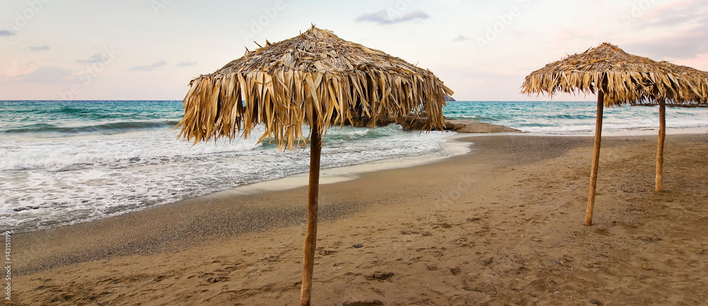 tre halm parasoll på en strand i Grekland panorama Stock Photo | Adobe Stock