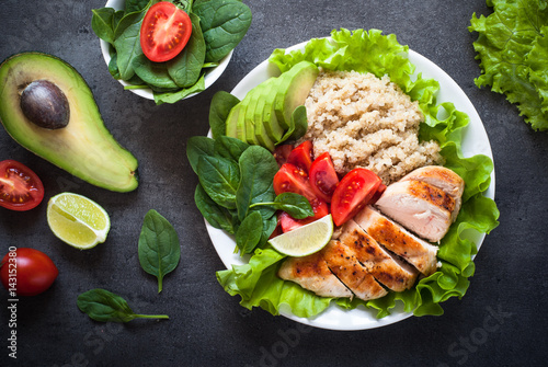 Fotografija Fresh salad from quinoa, chicken breast, spinach, lettuce and tomatoes