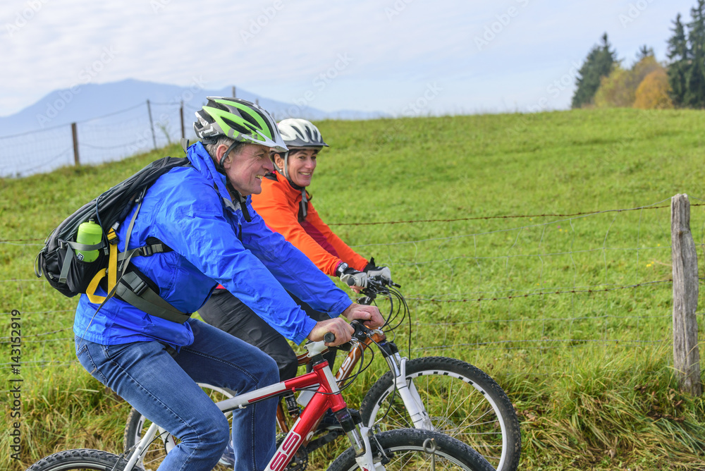 Naklejka premium gutgelaunt unterwegs bei einer Radtour im Herbst
